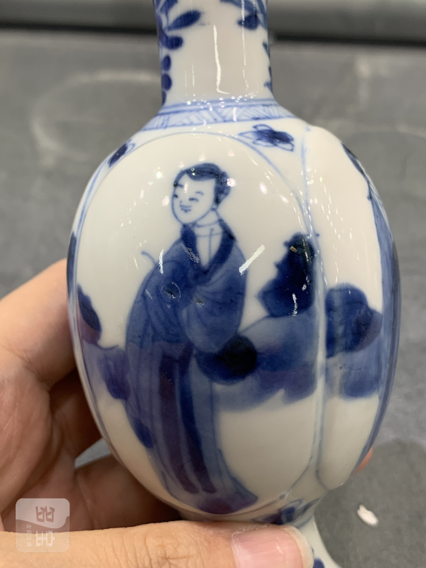 清康熙青花四美图瓜棱小瓶 - 图11